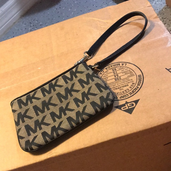 Small mk wristlet - Picture 2 of 3